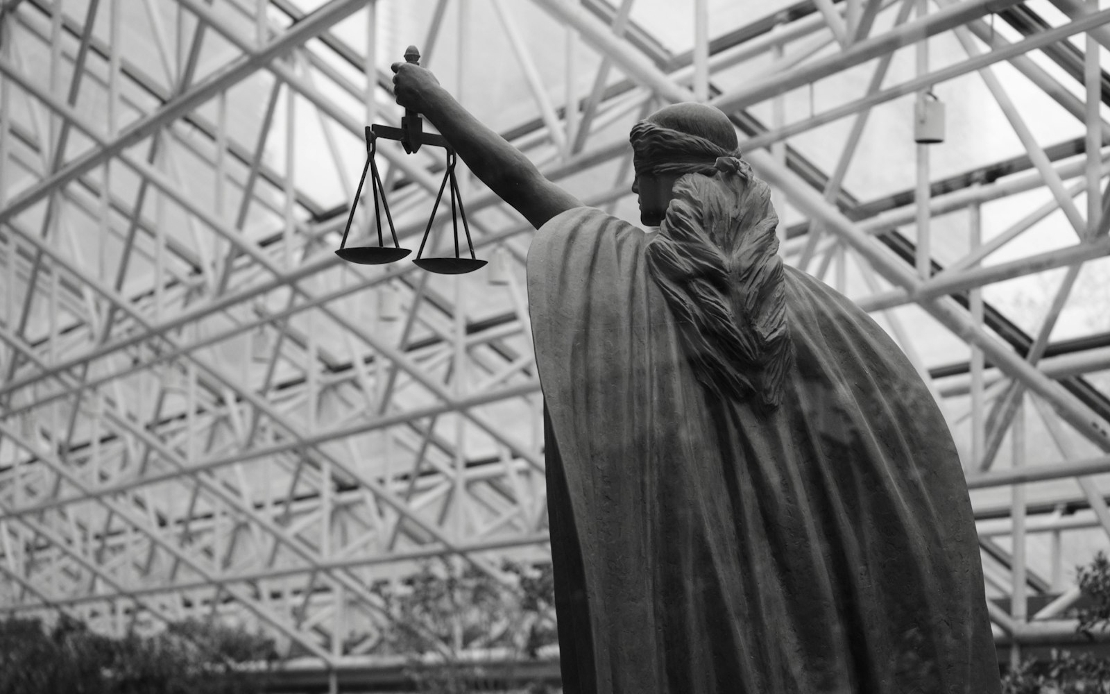 Estatua de la justicia sosteniendo la balanza