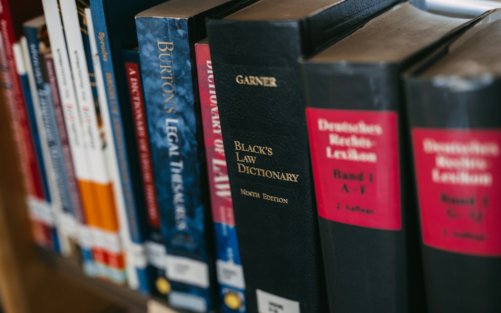 Libros y códigos de leyes en un estante