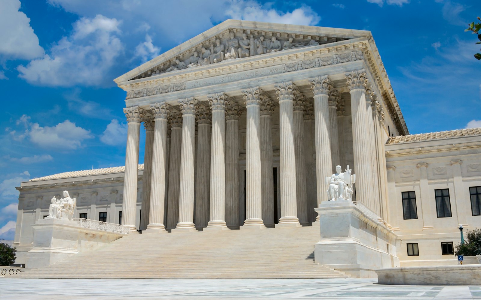 Fachada de un tribunal con columnas clásicas